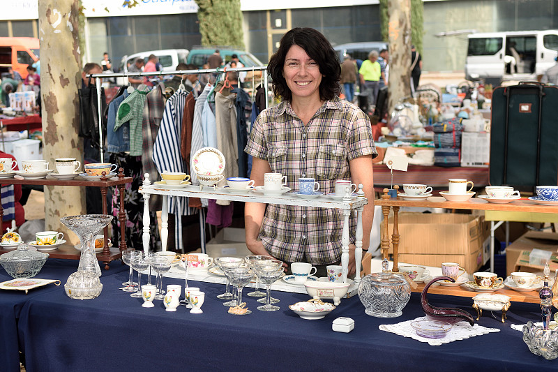 一个在跳蚤市场的女人