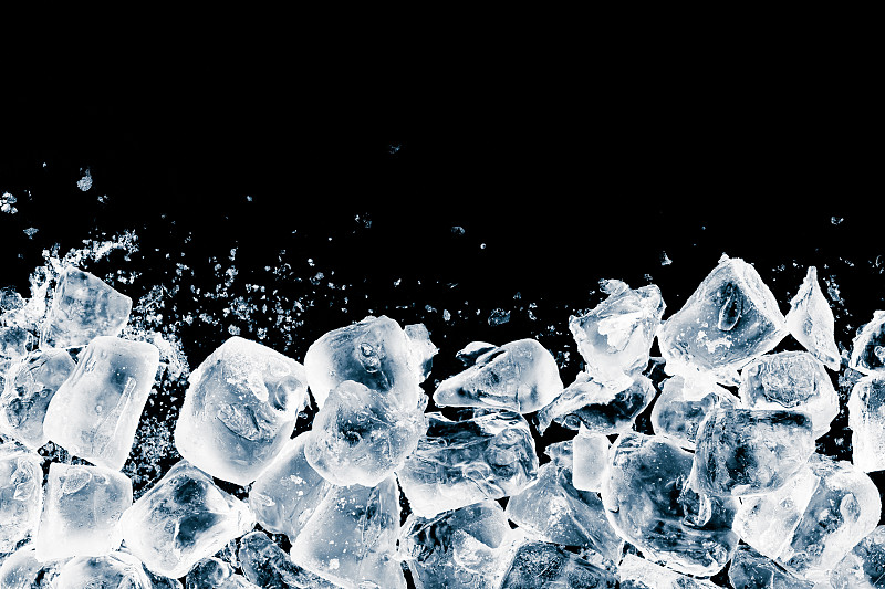 冰块压在黑色背景上。寒冷的背景。
