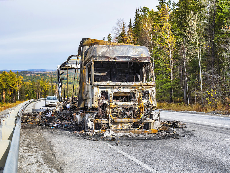 烧焦的车，靠近起火的车，火熄灭了。烧毁汽车、汽车起火、汽车短路起火、纵火、冒烟。被火损毁的机动车辆