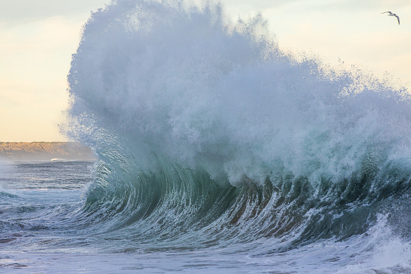 强有力的展示海浪碰撞在戏剧性的光线下产生水爆炸