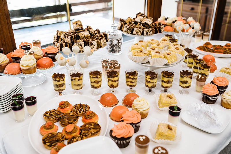 糖果棒和庆祝生日，洗礼，婚礼的甜点。桌上有蛋糕、糖果、糖果、甜点。