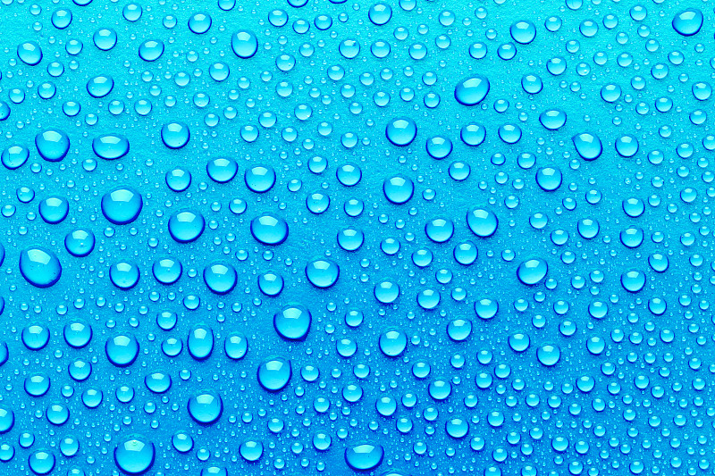 蓝色背景的水滴