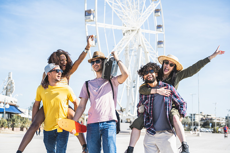 一群不同种族的朋友一起去海滩，一起度假，z一代的人在度假时听音乐，背着女朋友