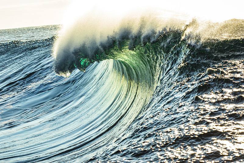完美干净的蓝绿色水墙形成一个波浪的极端特写
