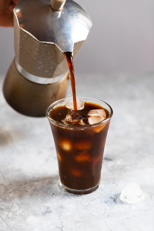 高杯冷煮咖啡与冰在黑色或深色背景