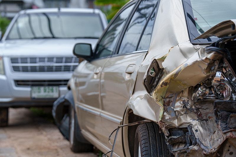 路上发生车祸后的一辆破车