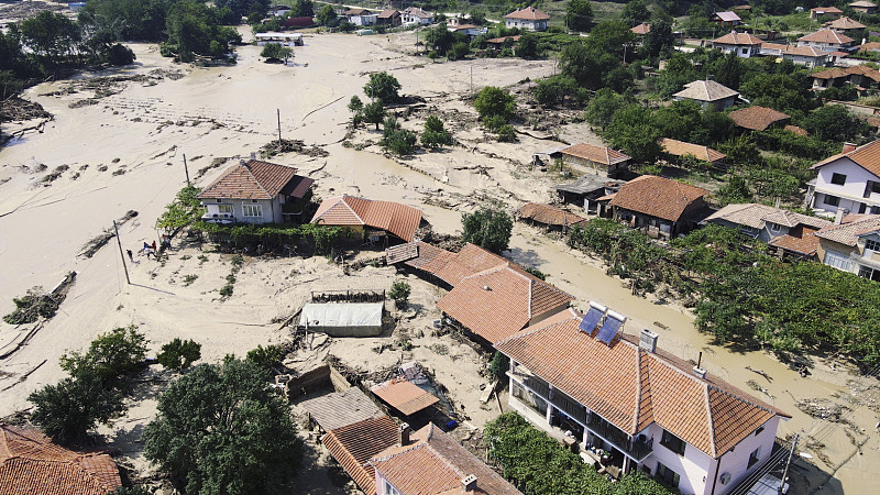 大洪水后村庄的鸟瞰图。环境灾害。
