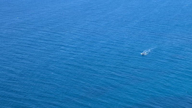 小船在美丽的蓝色海面上游动