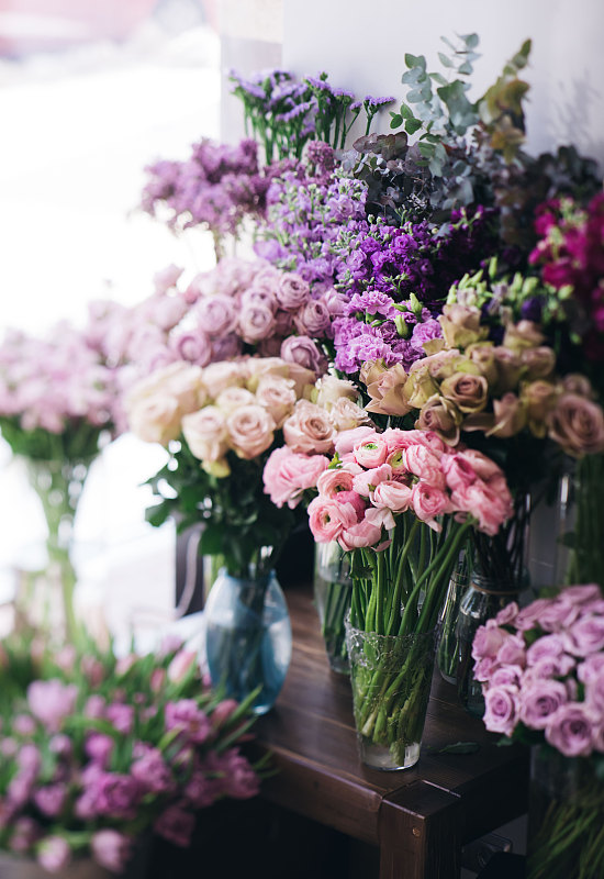 花店鲜花盛开(玫瑰、毛茛、郁金香、康乃馨、马提奥拉、)