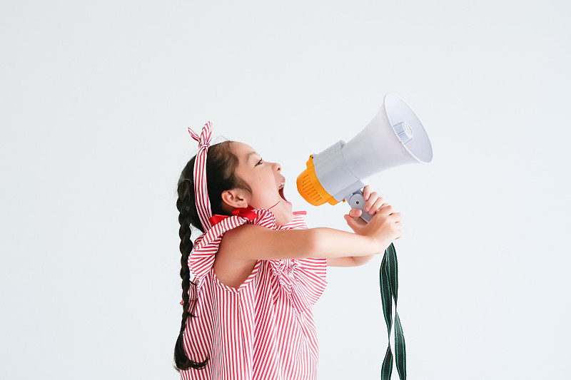 亚洲女孩在白人身上的肖像
