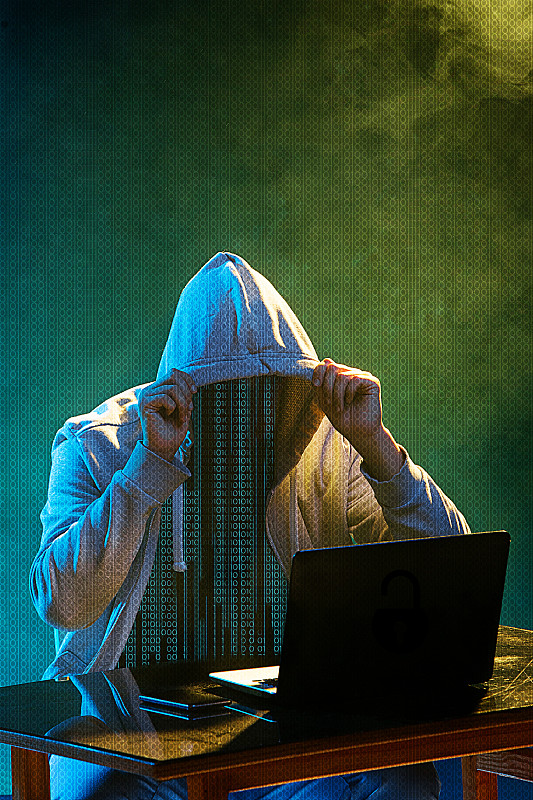蒙面电脑黑客用笔记本电脑窃取信息