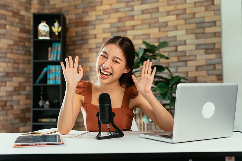 用麦克风做播客的开朗的博主