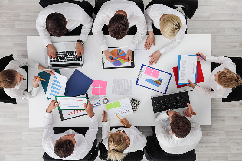 商务人士与统计打交道