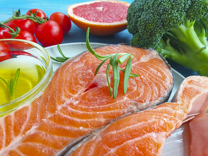 新鲜的三文鱼番茄，木制背景