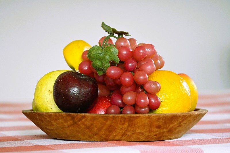 桌子上的人造水果盘