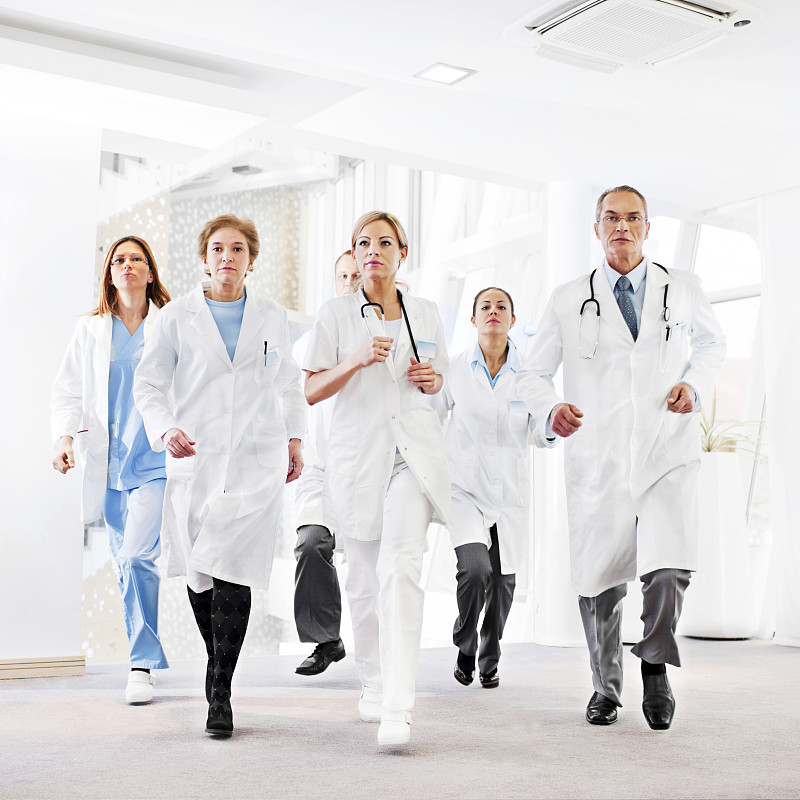 一群认真的医生在跑步