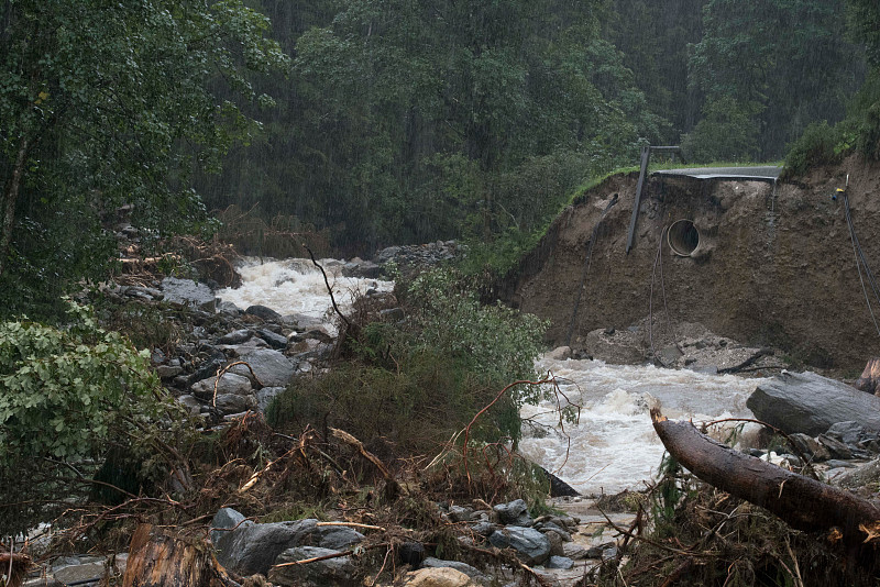 道路被洪水冲毁