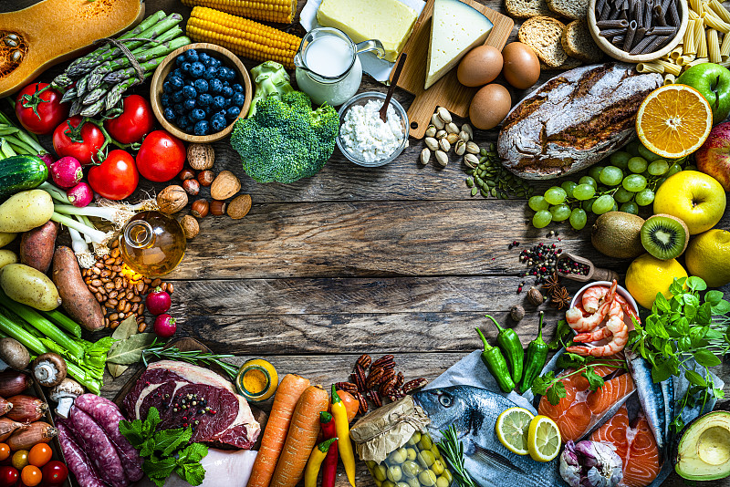 健康的食物架在质朴的木桌上。本空间