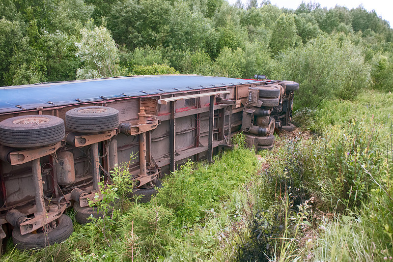 事故在高速公路上。卡车翻了