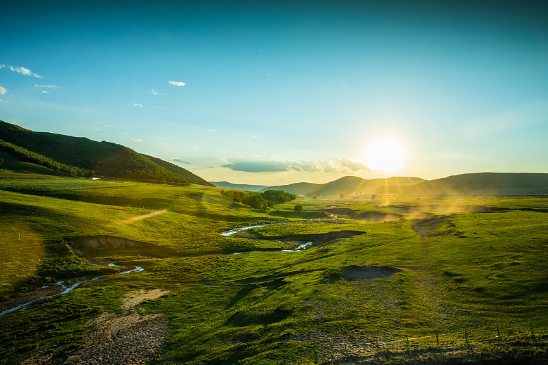 夕阳下的草原