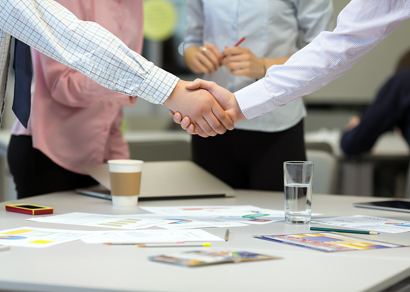 商人讨论后握手