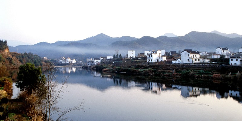 2003年，清晨，婺源河边的一个古老村庄里，中国徽派建筑