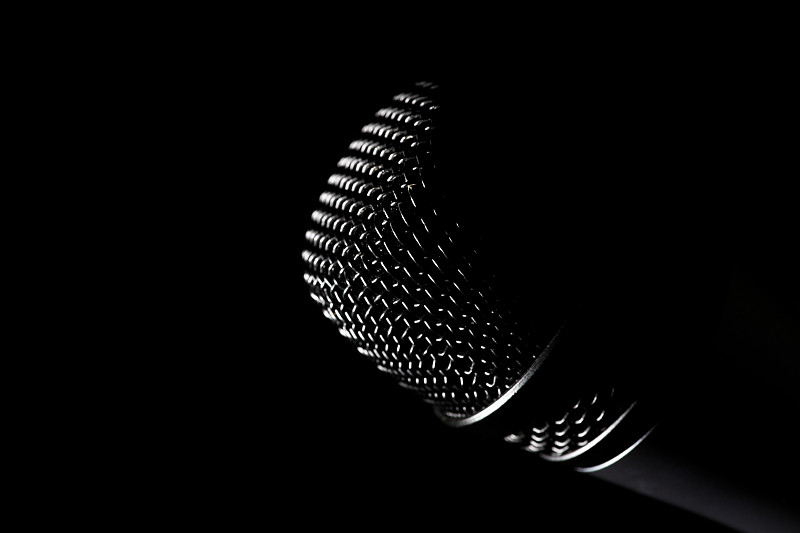 在阴影中接近麦克风