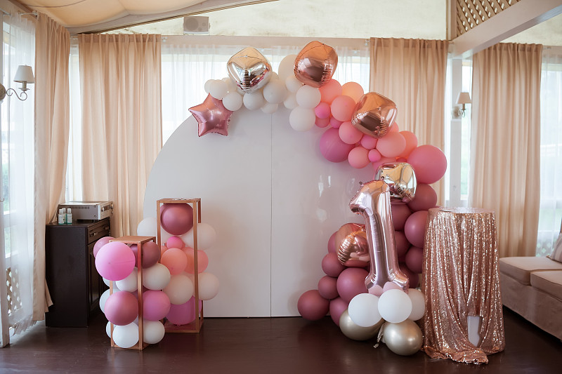 为一个一岁女孩的生日聚会装饰