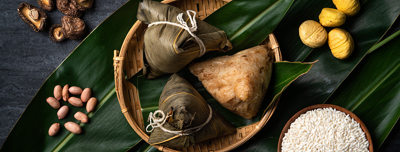 粽子粽子俯视图为端午节上方以黑色为背景。