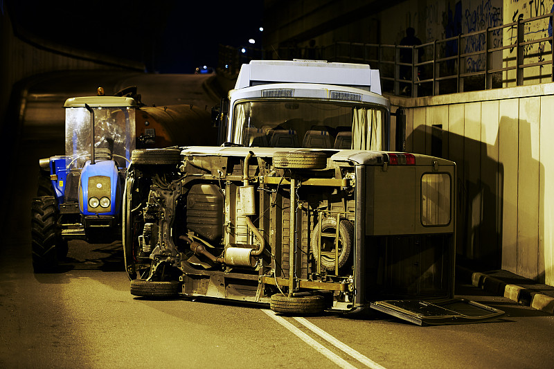 桥下发生交通事故