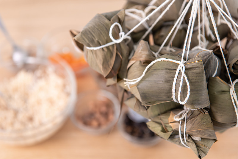 粽子包——在家里的桌子上包粽子庆祝端午节。