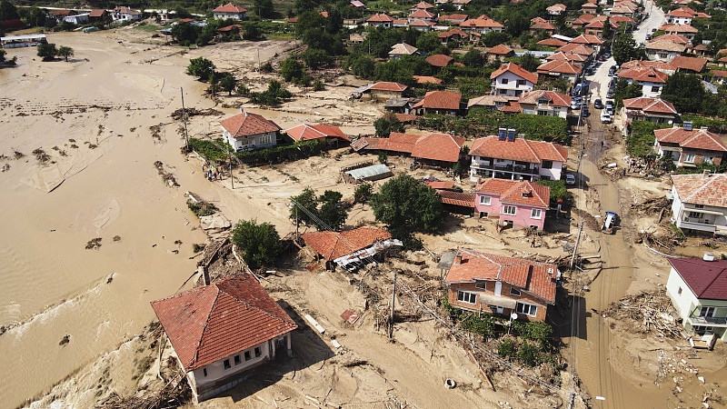 大洪水后村庄的鸟瞰图。环境灾害。