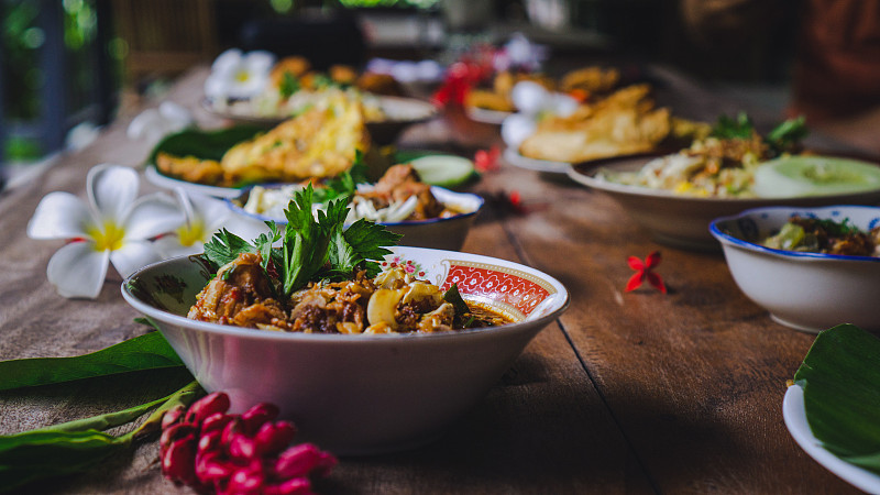 所有的印尼街头小吃都放在木桌上，从高伦根到主菜单