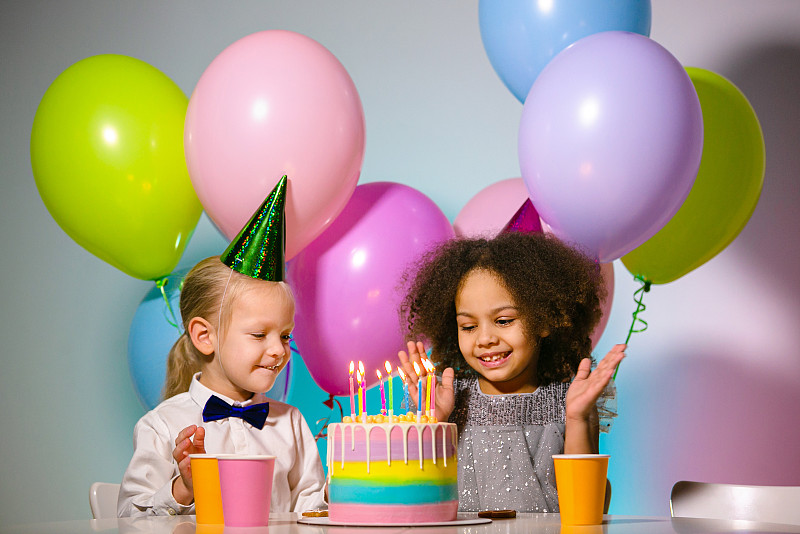 孩子们的生日聚会和孩子们一起拍手看着蛋糕