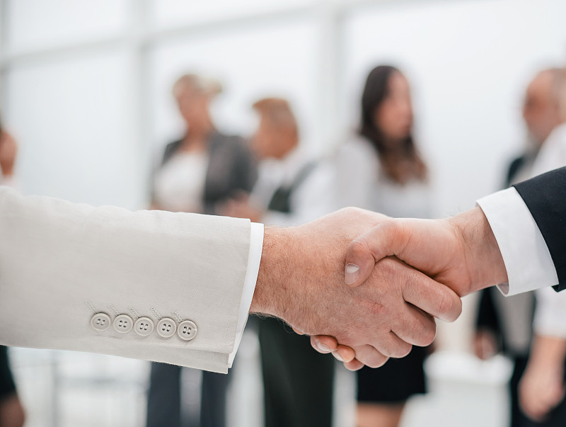 关闭了。关于办公室背景的商务握手。