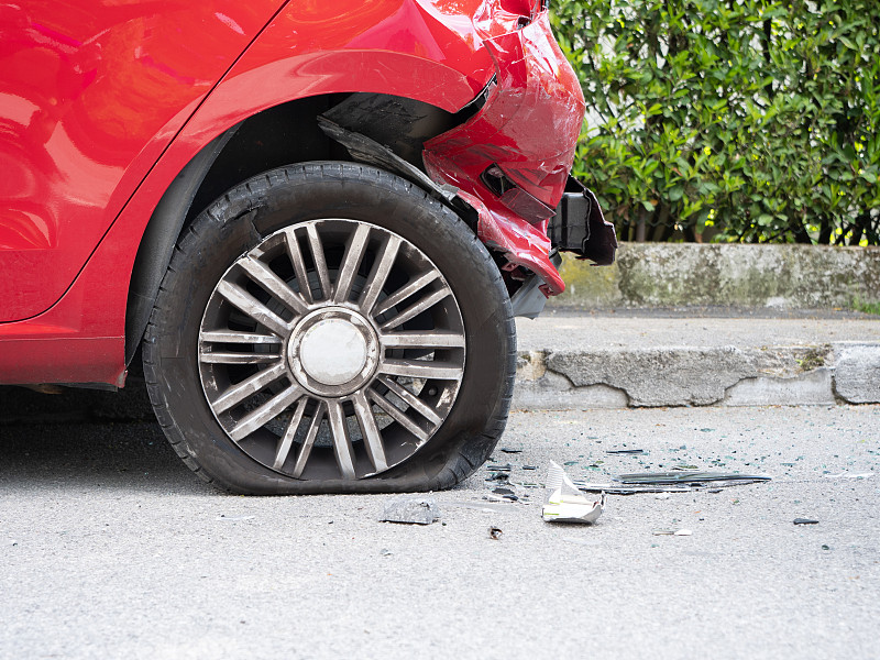 在城市街道上发生车祸