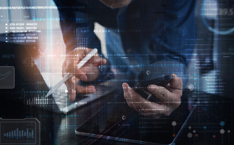 数据科学，数字技术概念。计算机科学工程师在笔记本电脑上编程，处理大数据，虚拟现代计算机仪表盘，系统控制，未来技术