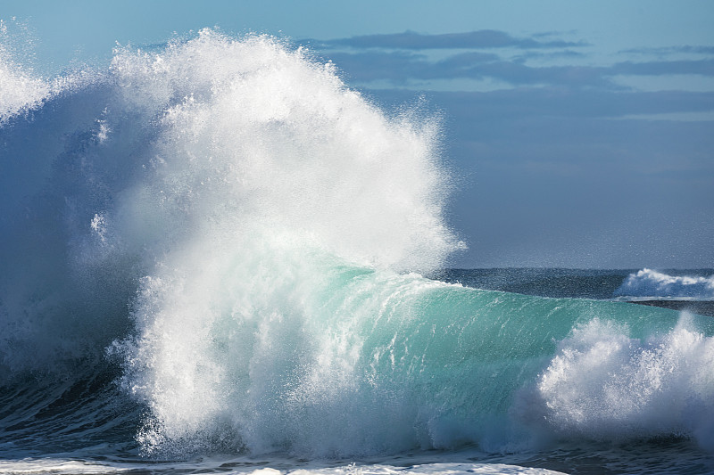 独特的海浪碰撞在晨光中创造图案