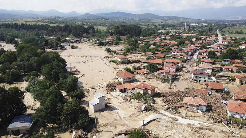 大洪水后村庄的鸟瞰图。环境灾害。