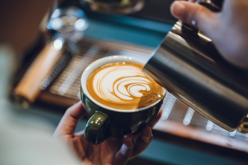 咖啡师在咖啡馆制作咖啡，从咖啡机热饮料杯，饮料餐厅业务，复古过滤器图像