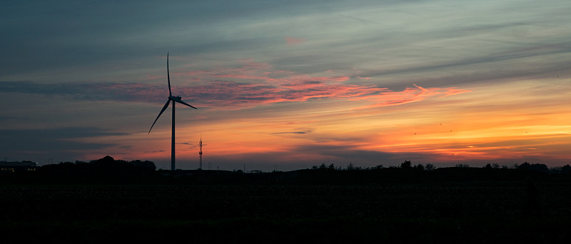 全景的风力涡轮机与一个彩色的夜空为背景