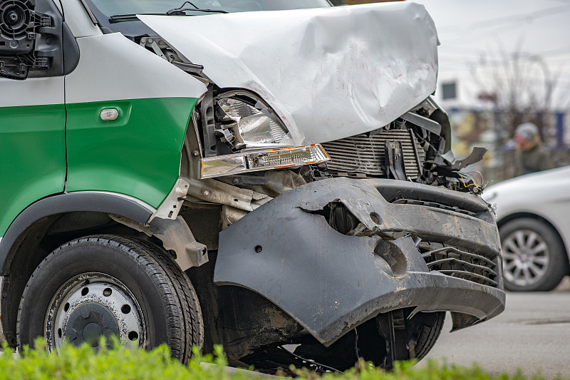在城市街道上发生了一场又一场严重损坏的车祸。