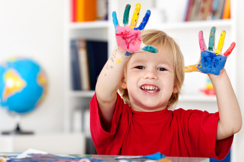 快乐的小男孩，手绘的手