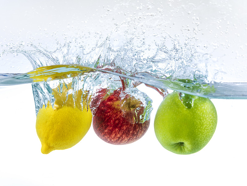 水果在水里飞溅