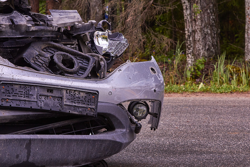 路上发生车祸，与一辆重型卡车相撞