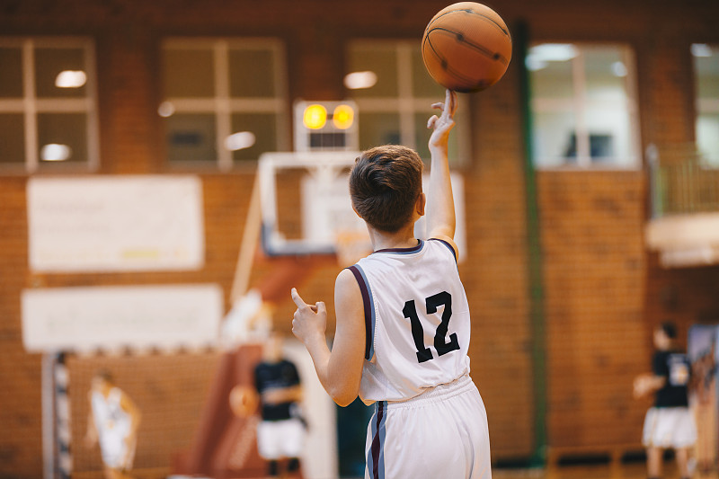 男孩在训练课上玩篮球。Happy Kids on Basketball Training Practice。一群玩得很开心的学校篮球运动员