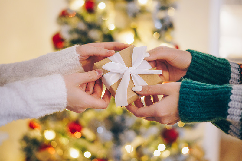 两个女人交换圣诞礼物