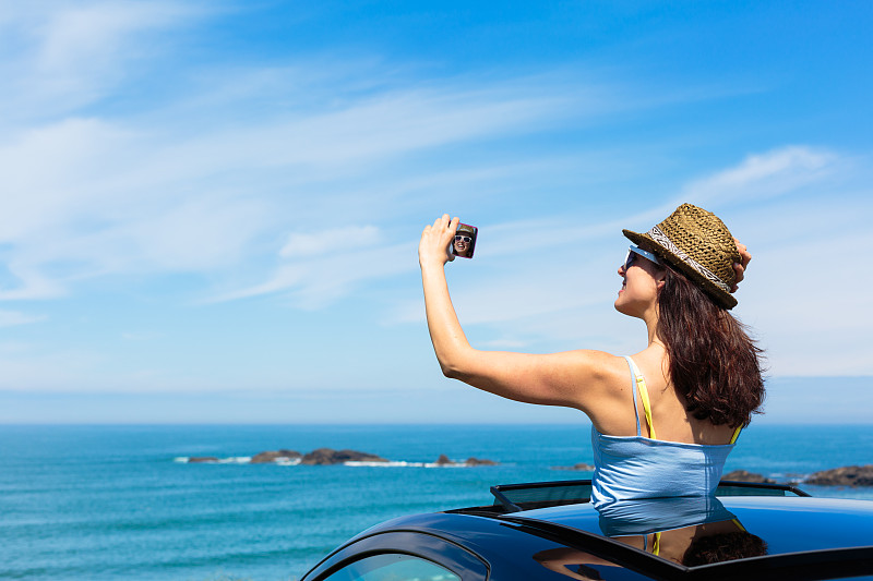 女人在汽车上自拍夏天旅行