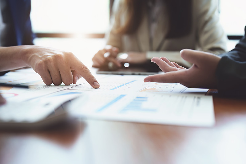 商业团体成员开会讨论，规划投资的财务预算，规划新的营销策略以对抗竞争对手