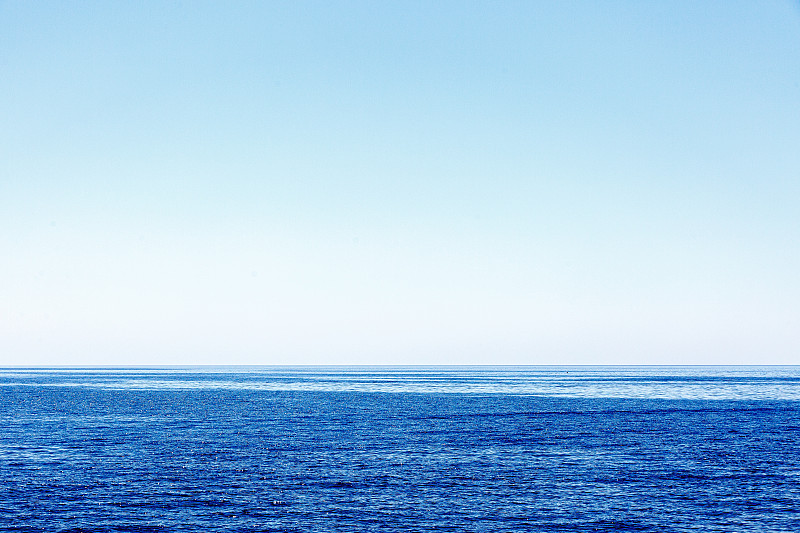 可以看到红海和空旷的蓝天